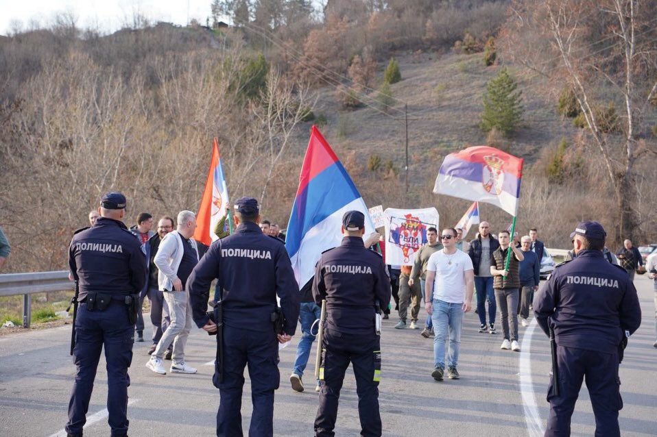 Омладина Новог ДСС блокирала административни прелаз Јариње (фото, видео)